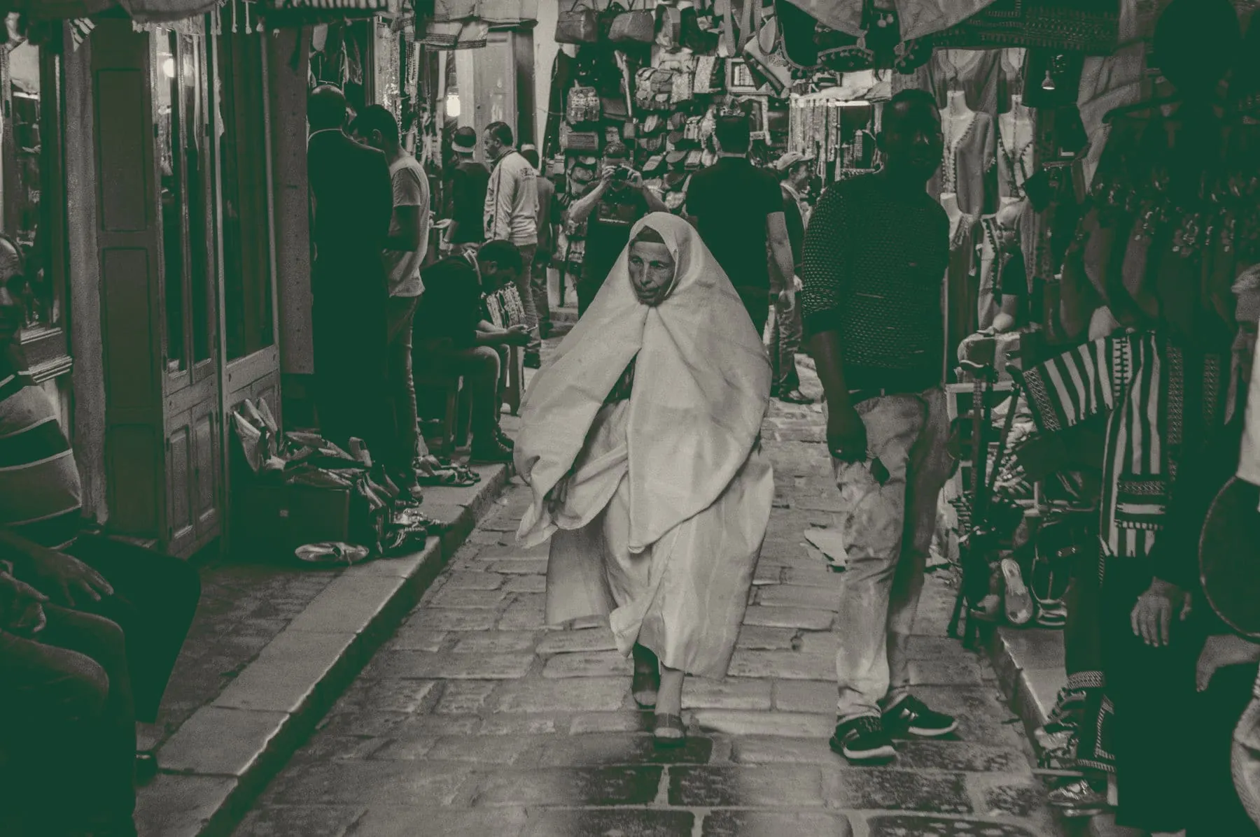 Une rue commerçante de la médina de Tunis, boutiques ouvertes des deux côtés